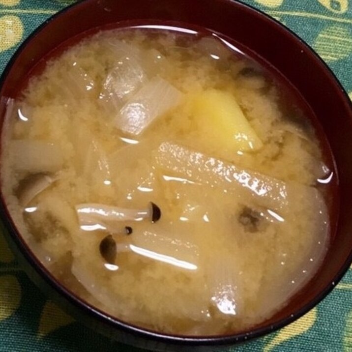 しめじとじゃがいもの味噌汁